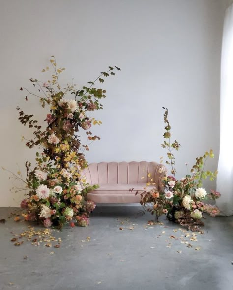 Wedding Backdrop With Sofa, Studio Floral Photoshoot, Flower Studio Photoshoot, Spring Studio Photoshoot, Spring Minis Photography, Wedding Photobooth Backdrop, Mother Day Photoshoot Mini Sessions, Spring Photo Backdrop, Mother Day Photoshoot