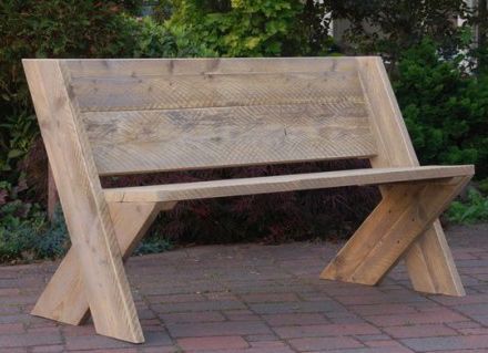 Here are a couple of DIY benches that would provide casual and attractive seating indoors or outdoors. They would be easy to make, yet they are very good looking with timeless designs.  You could buil Simple Garden Furniture Ideas, Garden Diy Furniture, Diy Bank, Wooden Benches, Simple Benches, Wooden Garden Benches, Pallet Outdoor, Diy Garden Furniture, Diy Bench