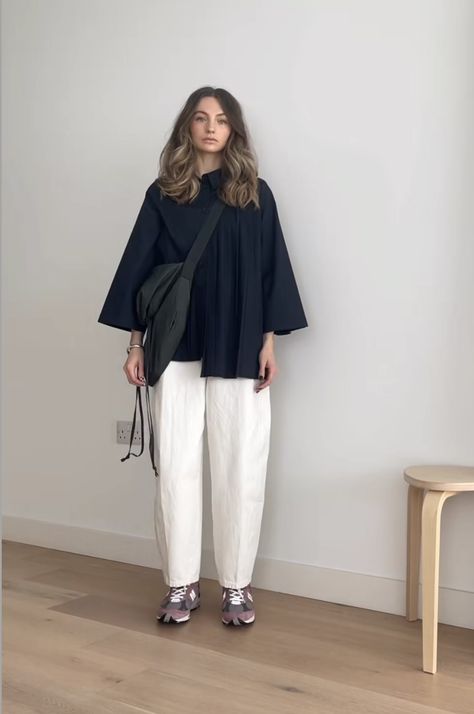 Muji Fashion Woman, Midsize Hijab Outfit, Muji Outfit Style Women, How To Look Japanese, Japanese Workwear Women, Feminine Masculine Style Outfit, Plus Size Japanese Fashion, Japanese Oversized Fashion, Japanese Street Style Minimalist