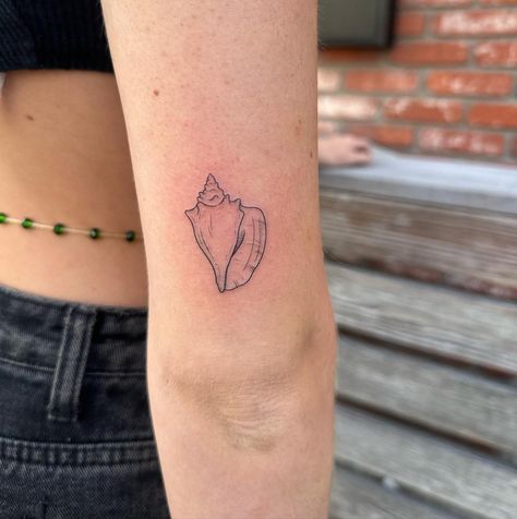 Magic conch by @carlytattoosart Conch Tattoo Shell, Conch Tattoo, Conch Shell Tattoo, Shell Tattoo, Shell Tattoos, Conch Shell, Ink Ideas, Conch, Tatting