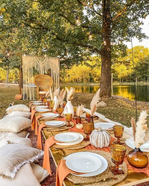 Group Picnic Ideas Outdoor Parties, Fall Picnic Decor, Fall Picnic Table Decor, Fall Luxury Picnic, Ladies Picnic Ideas, Thanksgiving Picnic Ideas, Picnic Event Ideas, Fall Themed Brunch, Friendsgiving Picnic