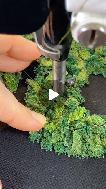 Wildlife Embroidery Artist on Instagram: "How to make textile moss… I use water soluble foil and @aurifilthread 50wt in several shades of green. Make sure your bobbin thread is the same as your darkest shade of green you are using… and make lots of these little leafy things, you will need them 😅  #textileartist #nature_lover #embroideryartist #threadwork #moss #freemotionembroidery #textileart #moos" Diy Textiles Projects, Freeform Embroidery, Moss And Lichen, Water Soluble Fabric, Textile Art Dolls, Freehand Machine Embroidery, Diy Textiles, Textile Art Embroidery, Textiles Projects