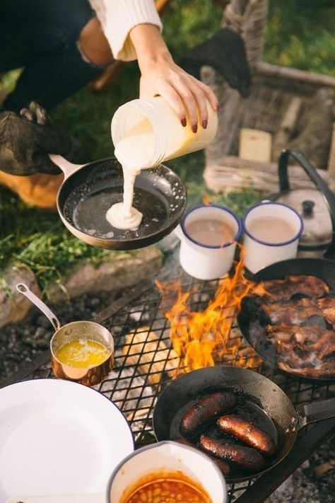 Campfire Pancakes, Campfire Breakfast, Zelt Camping, Camping Vibes, Camping Photography, Camping Aesthetic, Campfire Food, Campfire Cooking, Adventure Is Out There