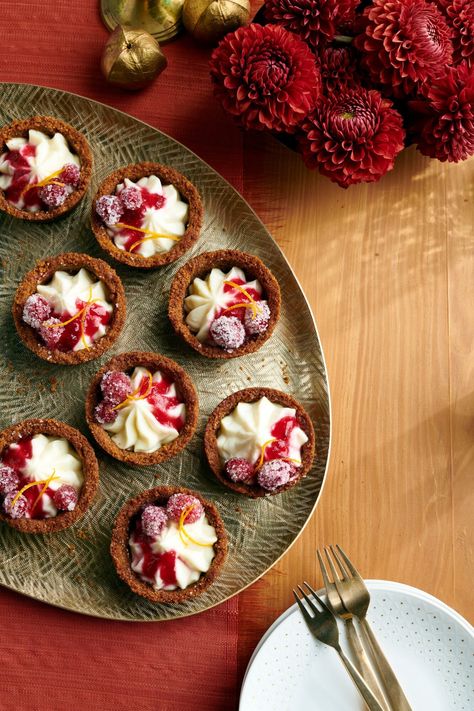 Mini Cranberry-Cheesecake Pies Mini Cranberry Cheesecake, Cranberry Cheesecake Pie, Mini Christmas Desserts, Mini Thanksgiving Desserts, Cranberry Desserts, Cheesecake Pies, Cranberry Dessert, Cranberry Cheesecake, Best Thanksgiving Recipes