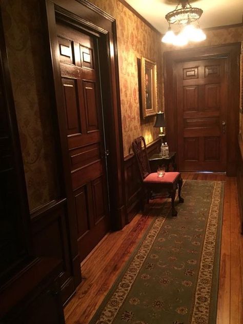 victorian hallway Mansion Homes, Beautiful Beds, Design Homes, Victorian Interior, Victorian Interiors, Christmas Book, Bloxburg House, Dream House Decor, House Inspo