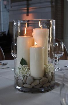 18 Gorgeous Vase Filler Ideas Fill with floating candle, shammrocks, a red rose, and rest on a book...Harry potter/Jane Austen/classic literature Vase Filler Ideas, Ideas Decoracion Navidad, Tre Kunst, Candle Decorations, Rock Candle, Candle Arrangements, Decor Eclectic, House Outdoor, Elegant Candles