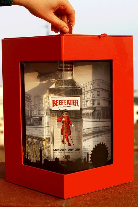 Packaging Nueva Botella Beefeater on Behance Alcohol Box Packaging Design, Wine Box Design, Creative Packaging Ideas, Box Packaging Ideas, Bottle Packaging Design, Press Kit Design, Alcohol Packaging Design, Pr Kit, Wine Packaging Design