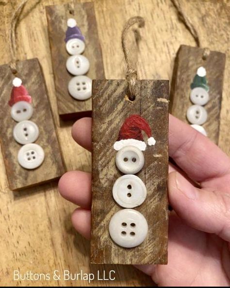 Christmas Button Crafts, Christmas Buttons, Handmade Christmas Crafts, Christmas Crafts To Make, Gift For Mom Christmas, Christmas Gift Basket Ideas, Wooden Tags, Christmas Wood Crafts, Christmas Gift For Mom