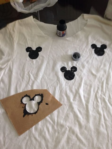 White Shirt Diy Paint, Painting On Tshirts Ideas, Fabric Painting On Tshirts, Fabric Paint Shirt Design, Painted Clothes Diy Shirts, Fabric Painting On Clothes T Shirts, Pintar Camisetas Ideas, Fabric Paint Shirt Ideas, White T Shirt Painting Ideas