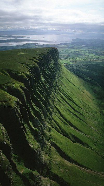 The greens of Ben Bulben, County Sligo, Ireland are breathtaking. If this doesn't give you color inspiration, we don't know what will! Sligo Ireland, County Sligo, Magic Places, Voyage Europe, Ireland Scotland, Emerald Isle, Green Mountain, Ireland Travel, Machu Picchu