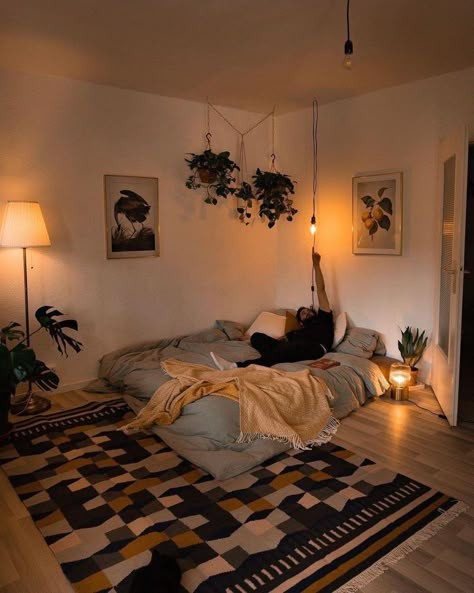 Bed On Floor Decor, Bed On Floor Ideas Aesthetic Cozy, Mattress On Floor Ideas Aesthetic, Floor Matress Decoration, Room Ideas Aesthetic Bed On Floor, Floor Mattress Aesthetic, Matress Ideas Floor Aesthetic Bedroom, King Bed On Floor Ideas, Mattress On Floor Aesthetic