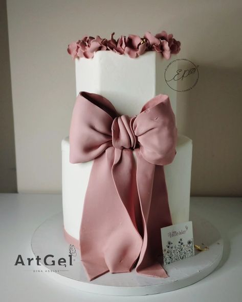 Bow cake fondant Bow Wedding Cakes, Baby Shower Cakes Neutral, Pink Baby Shower Cake, Bow Cake, Fondant Bow, Chocolate Cake Designs, Bow Party, Wedding Cake Tops, Bow Cakes