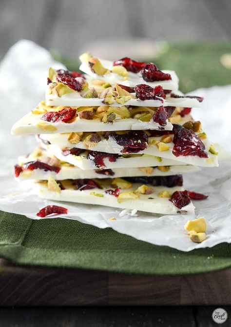 Cranberry Pistachio Bark, White Chocolate Bark Recipes, Pistachio Bark, Christmas Bark Recipes, Christmas Bark, Bark Recipes, White Chocolate Bark, Chocolate Bark Recipe, Cranberry Pistachio