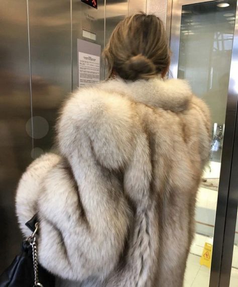 Stile Kendall Jenner, Quoi Porter, Super Rich Kids, Paris Mode, I'm With The Band, Looks Street Style, Rest And Relaxation, Rich Kids, White Fur