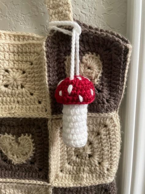 Crochet Projects Mushroom, Easy Stuff To Crochet, Mushroom Crochet Bag, Mushroom Knitting, Crochet Top Free Pattern, Crochet Bag Charm, Knitting Simple, Summer Top Crochet, Fleurs Art Nouveau