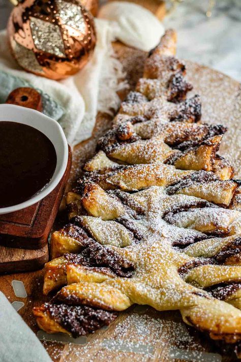 Nutella Puff Pastry Snowflake, Puff Pastry Snowflake Dessert, Nutella Star Bread Puff Pastry, Puff Pastry Chocolate Twist, Nutella Wreath Puff Pastry, Nutella Snowflake Puff Pastry, Snowflake Puff Pastry, Puff Pastry Dessert Christmas, Nutella Snowflake