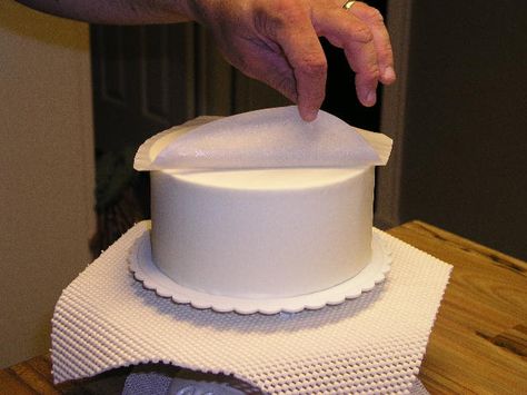 Upside Down Icing Technique for Perfectly Smooth Icing Decorating A Cake, Smooth Icing, Frosting Techniques, Icing Techniques, Cake Tips, Frosting Tips, Cake Stuff, Cake Icing, Cake Cookie