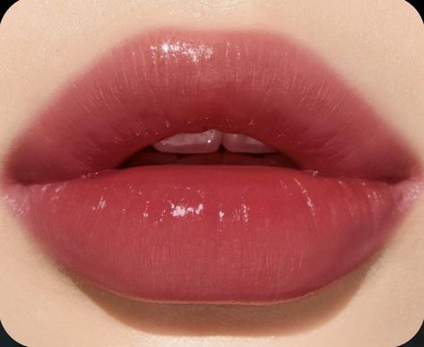 Round Lips, Lips Inspiration, Bentuk Alis, Doll Eye Makeup, Soft Coral, Full Lips, Make Up Inspo, Perfect Lips, Simply Chic