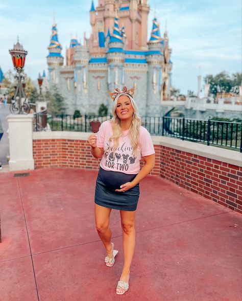 Pregnant Disney Shirt Ideas, Pregnant At Disneyland, Disney World Outfits Pregnant, Disney Outfits Pregnant Women, Maternity Disney World Outfit, Disneyland Maternity Outfit, Pregnant Disney Shirt, Pregnant At Disney World Outfit, Disney World Pregnant