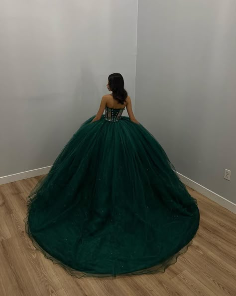 Dark Green Top Outfit, Green Quince Theme, Quince Emerald Green, Emerald Quinceanera Dress, Emerald Green Theme, Quinceanera Dresses Ideas, Emerald Quince, Enchanted Forest Quince, Emerald Green Quinceanera Dresses