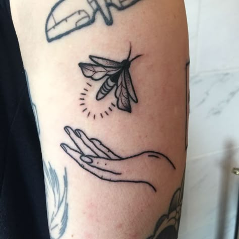 Literal firefly WITH FIREFLY QUOTE???? Firefly Tattoo, Bug Tattoo, Insect Tattoo, Sleeve Ideas, Piercings And Tattoos, Skin Art, Piercing Tattoo, Mini Tattoos, Pretty Tattoos