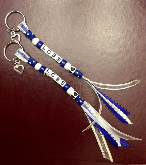 School sports team spirit keychains for team fundraiser School Spirit Keychains Diy, Color Guard Fundraiser Ideas, Cheerleading Gifts For Team Diy, School Spirit Keychains, Diy School Spirit Crafts, Team Merchandise Ideas, Cheer Crafts High School, Team Swag Ideas, Diy School Spirit Ideas