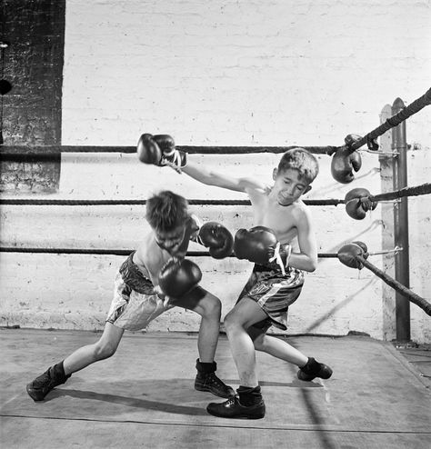 Stanley Kubrick Photography, Kubrick Photography, Vintage Gym, Boxing Posters, Look Magazine, Composition Photography, Two Boys, México City, Sports Pictures