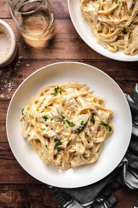 Fancy Alfredo Pasta, Chicken Alfredo Pasta Aesthetic, Pasta Serving Ideas, Fresh Pasta Dishes, Chicken Alfredo Aesthetic, Easy Baked Chicken Alfredo, Italian Chicken Alfredo, Fettucini Alfredo Chicken, Alfredo Chicken Pasta