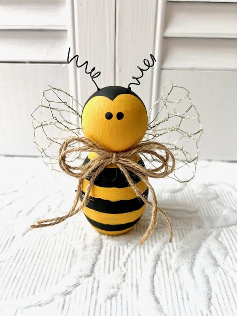 DIY Bee Shelf Sitter - Bee Decorations Diy, Diy Bee Theme Decor, Spring Summer Crafts, Bumble Bee Crafts For Adults Diy, Diy Bumble Bee Decorations, Bugs Decorations, New Crafts For 2024, Bee Hive Centerpiece, Bee Diy Craft