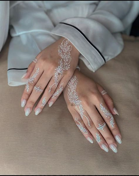 White Henna Minimalist, White Mehndi Designs, Henna Simple Putih, White Henna Designs Simple, White Henna Simple, Henna Putih Pengantin Simple, White Henna Wedding Simple, Nail Art Pengantin, Henna Wedding Simple