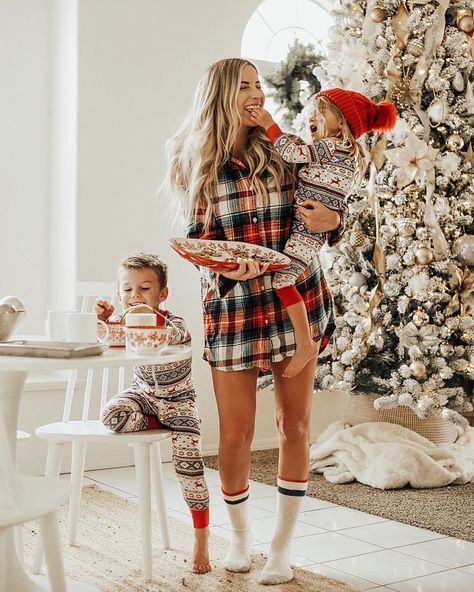 Christmas Family Photo Outfits, Family Christmas Pictures Outfits, Christmas Photos Outfits, Christmas Pictures Outfits, Christmas Baby Pictures, Christmas Family Photoshoot, Family Christmas Outfits, Baby Christmas Photos, Xmas Photos