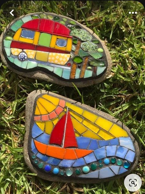 Stone Mosaic Art, Stained Glass Mosaic Patterns, Landscape Mosaic, Mosaic Tiles Crafts, Mosaic Art Diy, Mosaic Rocks, Mosaic Stepping Stones, Micro Mosaic Jewelry, Bee Photo