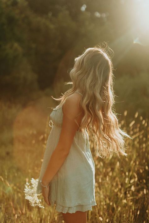 Outdoor Photoshoot Ideas For Women, Photoshoot Poses Outdoor, Pretty Senior Pictures, Photoshoot Ideas For Women, Brides Photography, Graduation Aesthetic, Outdoor Photoshoot Ideas, Cute Senior Pictures, Senior Year Pictures