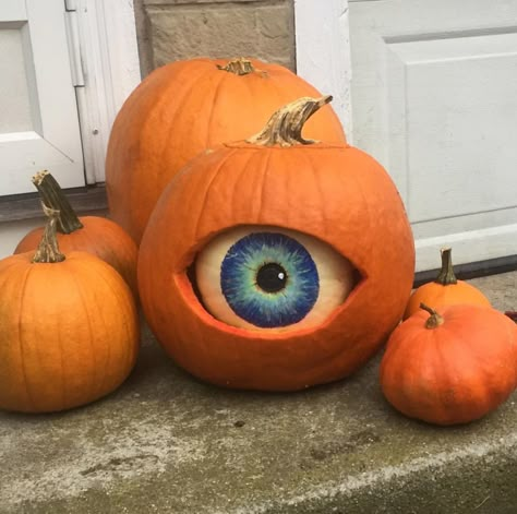 Painted eyeball pumpkin  Follow all of my boards for witchy lifestyle tips and Tarot tricks. Learn more at www.darkdaystarot.com Easy Diy Halloween Crafts For Adults, Halloween Pumpkin Painting Ideas, Dekorasi Halloween, Amazing Pumpkin Carving, Labu Halloween, Casa Halloween, Halloween Decor Diy, Halloween Fest, Carved Pumpkins