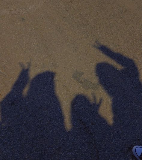 Shadow, trio poses,  friends Frenemies Aesthetic Pictures, Faceless Friend Pictures, Family Of 3 Aesthetic Faceless, Family Faceless Aesthetic, Trio Shadow Pics, Aesthetic Friend Pictures Faceless Group, Faceless Pics With Friends, Faceless Friend Group Pics, Faceless Siblings Aesthetic