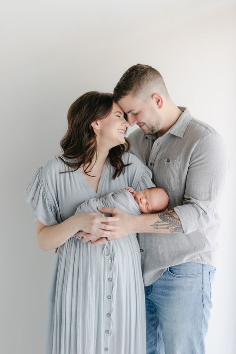 Posing With A Newborn, Newborn Photoshoot With Parents Outfit, Studio Newborn Parent Poses, Newborn Poses With Parents, Studio Family Newborn Photos, Newborn With Parents Photography, Newborn Photo Mom Outfit, Newborn Baby Photography With Parents, Parents With Baby Photography