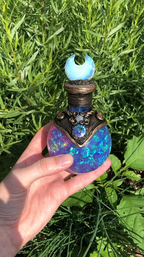 Magic Potion Bottles, Magic Objects, Seni Resin, Witch Home, Magic Bottles, Magic Potion, Potion Bottles, Witchy Crafts, Fantasy Stuff