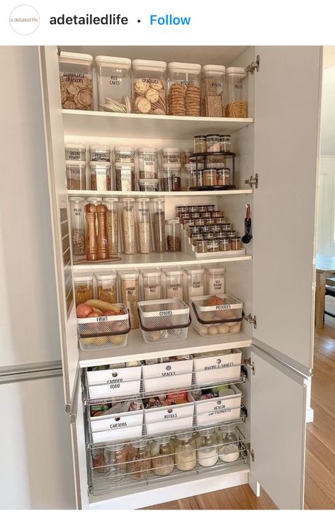 Supplement Storage, Tiny Pantry, Kitchen Cupboard Organization, Pantry Inspiration, Kitchen Wear, Pantry Organisation, Organized Pantry, Store Room, Organization Pantry