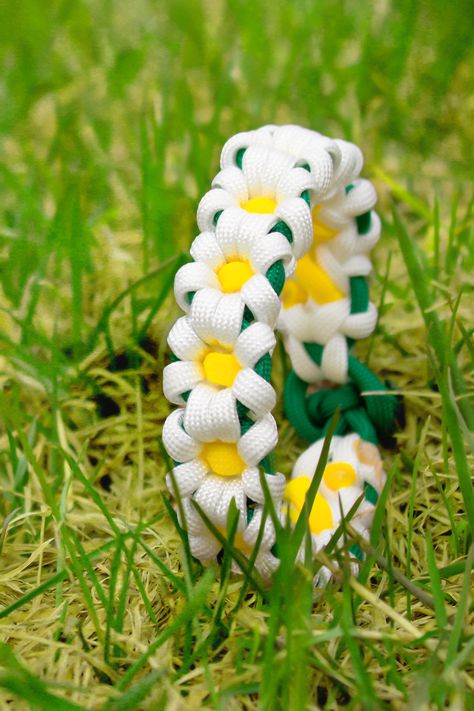 April showers brought May flowers, including this adorable Daisy Chain bracelet 💕🌼  #daisychain #diy #paracordbracelet #crafting #crafts #paracord #weaving Flower Bracelet Diy, Daisy Chain Bracelet, Paracord Bracelet Designs, Paracord Projects Diy, Paracord Bracelet Patterns, Paracord Bracelet Tutorial, Paracord Braids, Cords Crafts, Paracord Bracelet Diy