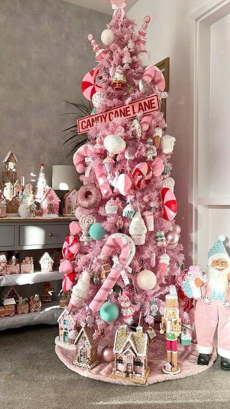 Candy Pink Christmas Tree, Pink Candy Land Christmas Decorations, Pink Xmas Tree Ideas, Pink Candyland Christmas Tree, Candy Land Christmas Trees, Candyland Holiday Decorations, Candyland Kitchen Christmas, Pink Candy Theme Christmas Tree, Diy Pastel Candy Christmas Decorations