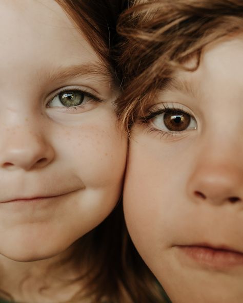 Posing Brother And Sister, Sibling Posing Photography, Sister Picture Ideas Kids, Sibling Portrait Photography, Twins And Sibling Photography, Photography Poses For Siblings, Small Sibling Photoshoot, Sibling Photography Poses Two, Spring Sibling Photoshoot