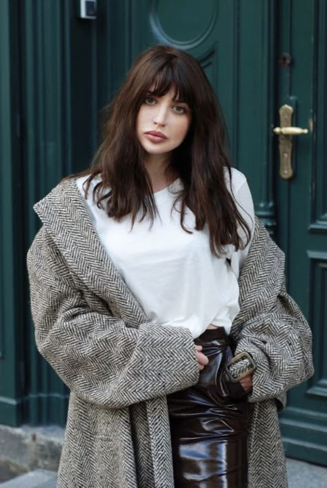 Haircuts For Long Hair, How To Style Bangs, Trending Hairstyles, Wispy Bangs, Dark Brown Hair, Long Hair With Bangs, Grunge Hair, Hair Envy, Looks Chic