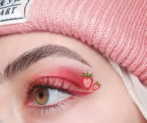 Strawberry Makeup Look Aesthetic, Strawberry Eyeliner, Ribbon Eyeliner, Strawberry Eye Makeup, Strawberry Eyeshadow, Strawberry Makeup, Eye Makeup Images, Concert Makeup, Special Makeup