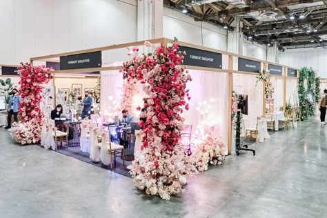 Wedding Fair Booth Ideas, Wedding Fair Stand, Wedding Exhibition Booth Design, Wedding Expo Booth Ideas Bridal Show, Wedding Fair Stand Ideas, Wedding Booth Design, Event Booth Design Exhibitions, Expo Stand Design Ideas, Flowers Window Display