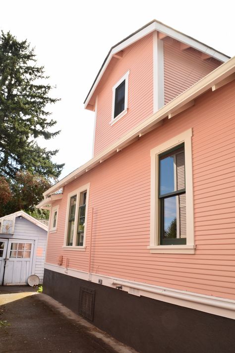 It’s PIIIIINKKK!!! My house is painted pink!!! – Land of Laurel Apricot House Exterior, Pink Siding House, Bold House Colors Exterior, Peach House Exterior, Pink Exterior House, Red Brick House Exterior Colors, Exterior House Paint Ideas, Pink House Exterior, Rhode Island House