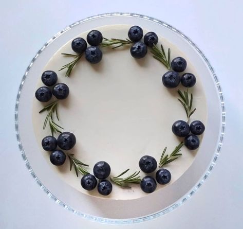 Blueberry Cake Design, Blueberry Cake Decoration, Cake Decorating Fruit, Blueberry Muffin Cake, Cake Decorated With Fruit, Tårta Design, Fruit Cake Design, Vanilla Bean Buttercream, Cake With Cinnamon