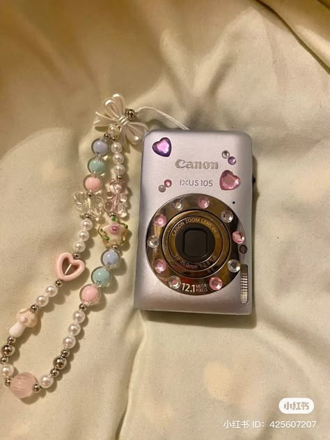 Digital Camera Charm, Flip Phone 2000s Aesthetic, Flip Phone 2000s, Cute Cameras, Digital Polaroid, Digi Camera, 2000 Aesthetic, Camera Decor, Cute Tech