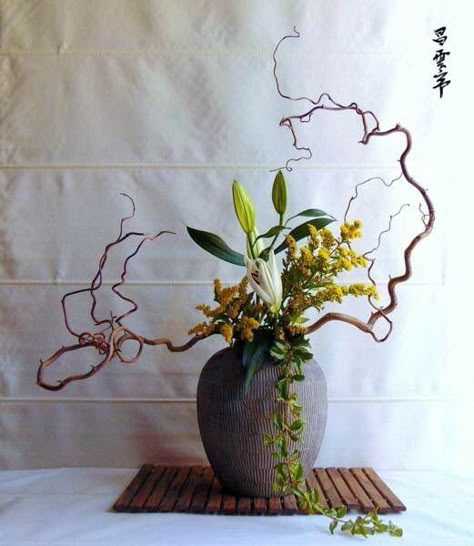 Japanese Style Wedding Decoration, Japanese Floral Design, Arreglos Ikebana, Ikebana Sogetsu, Modern Floral Arrangements, Flower Arrangement Designs, Ikebana Flower, Ikebana Flower Arrangement, Ikebana Arrangements