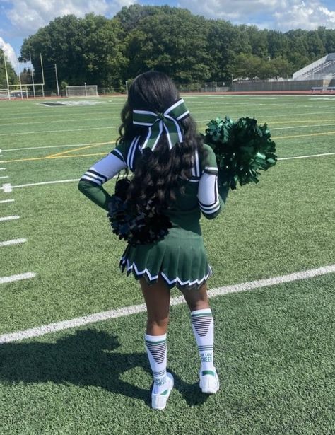 Bratz Movie 2007, Cheer Photo Poses, Green Cheerleader, Cheerleader Aesthetic, Cheer Photo, Black Cheerleaders, Cheer Team Pictures, Cheer Photography, Cheerleading Photos