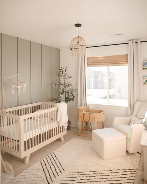 Sage Green Nursery Ideas, Green Nursery Ideas, Green Baby Nursery, Sage Green Nursery, Nursery Layout, Nursery Guest Room, Cozy Baby Room, Baby Check, Baby Nursery Inspiration